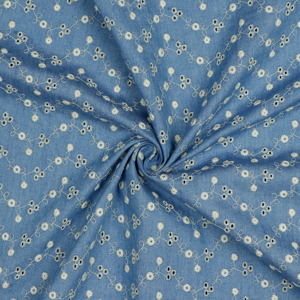 Toile denim 100% coton bleu claire brodée de guirlandes fleuries  (prix pour 10cm)