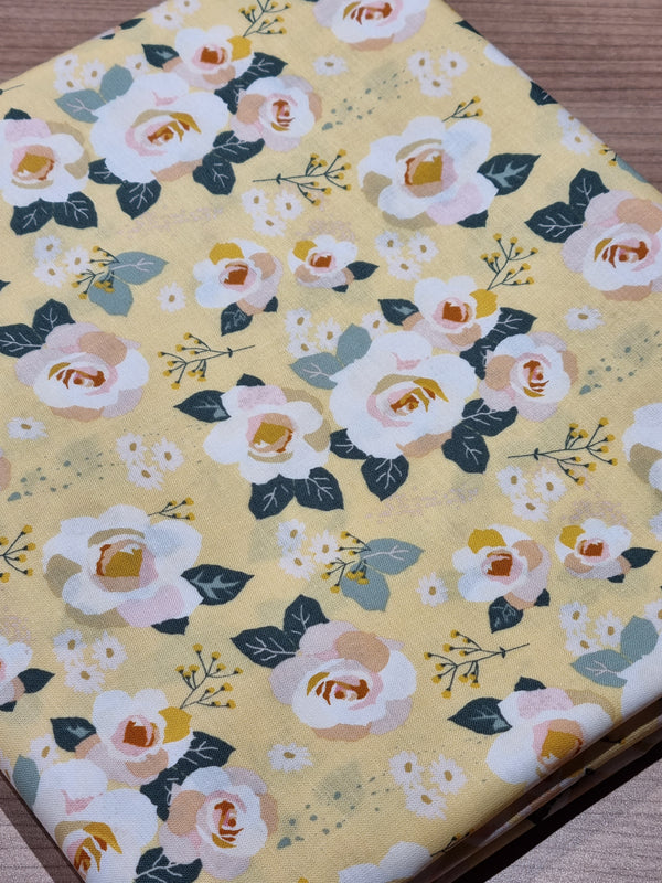 Coupon de tissu imprimé au japon - roses sur fond jaune pâle