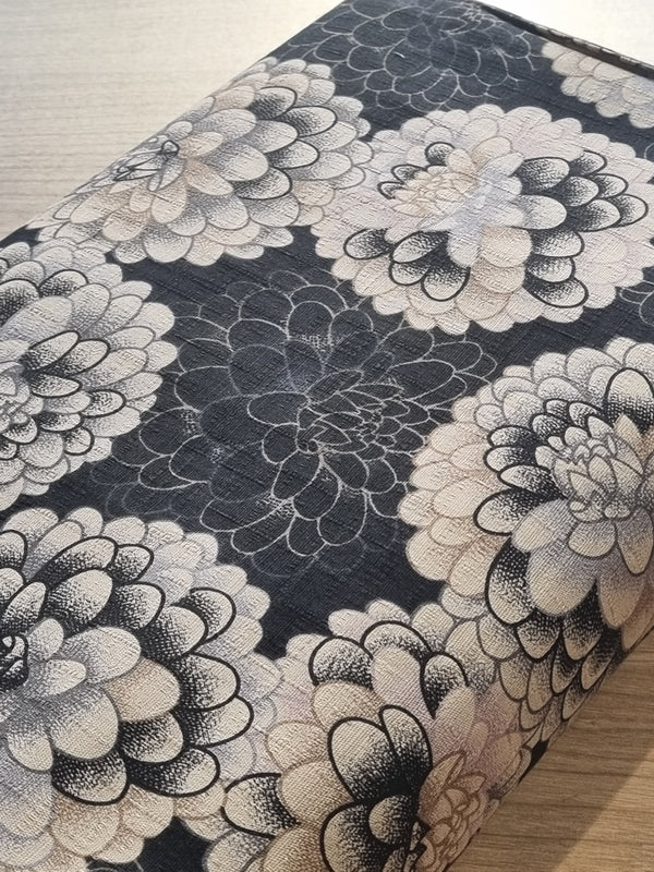 Grand chrysanthème tissu japonais au fond texturé - noir (prix pour 10cm)