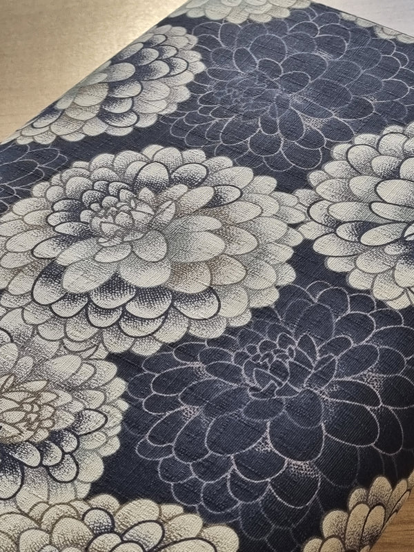 Grand chrysanthème tissu japonais au fond texturé - bleu (prix pour 10cm)