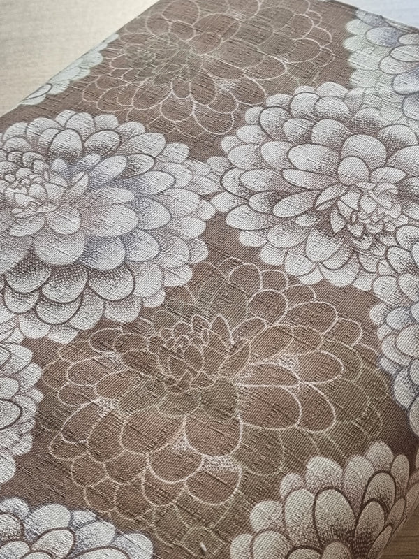 Grand chrysanthème tissu japonais au fond texturé - cappuccino (prix pour 10cm)