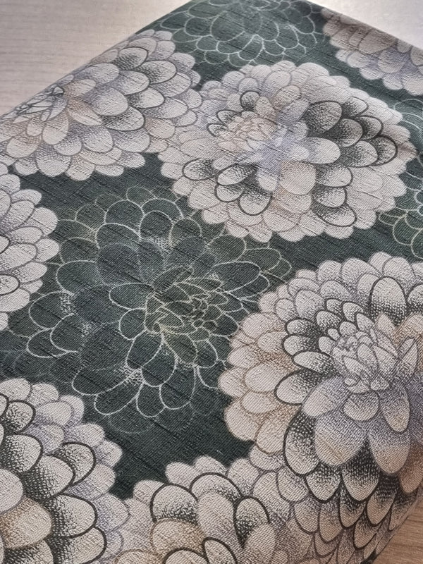 Grand chrysanthème tissu japonais au fond texturé - vert (prix pour 10cm)