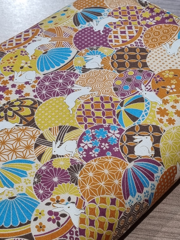 Tissu japonais "Usagi to temari" tons orangés (prix pour 10cm)