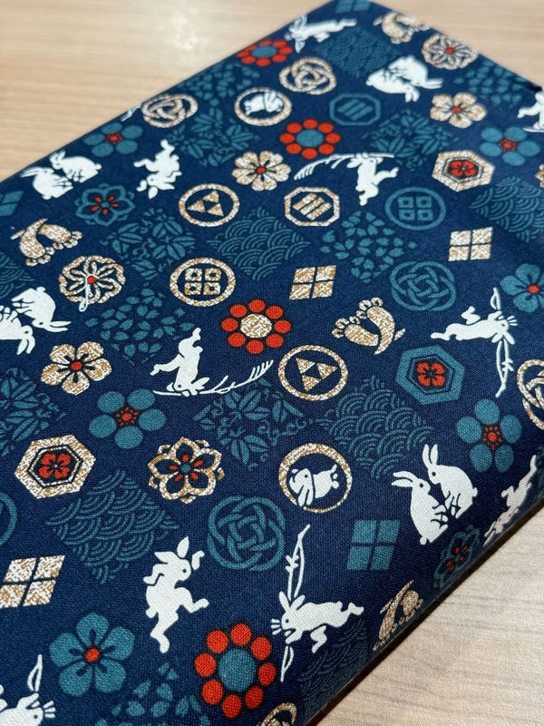 Tissu japonais "kamon to usagi" sur fond bleu (prix pour 10cm)