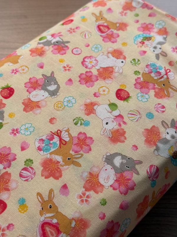 Tissu japonais "kawaii usagi" fond jaune pâle (prix pour 10cm)