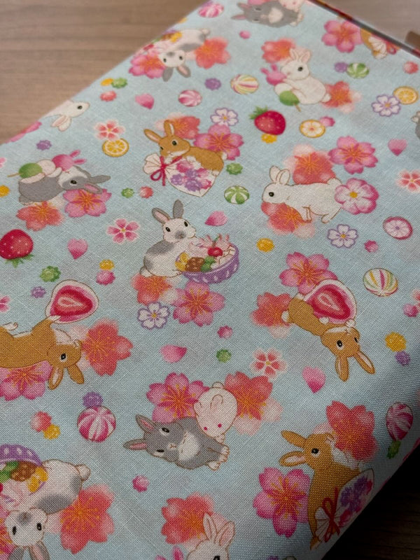 Tissu japonais "kawaii usagi" fond bleu pâle (prix pour 10cm)