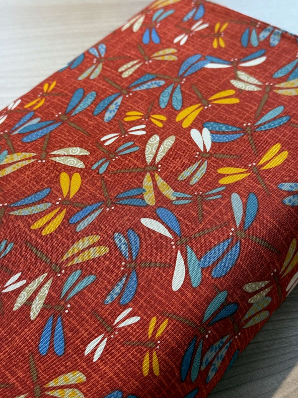 Tissu japonais "Tanbo no odori "- libellules multicolores sur fond rouge (prix pour 10cm)