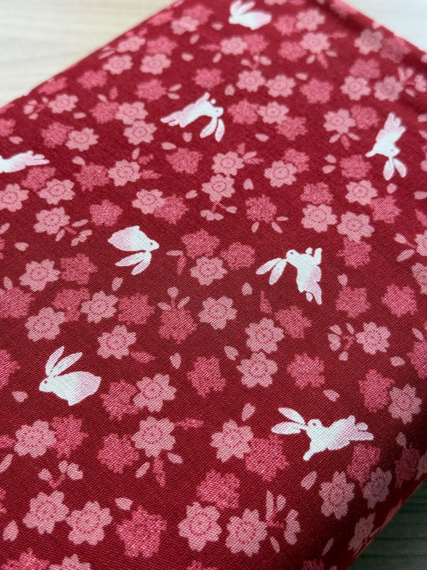 Tissu japonais "sakura to usagi" rouge (prix pour 10cm)