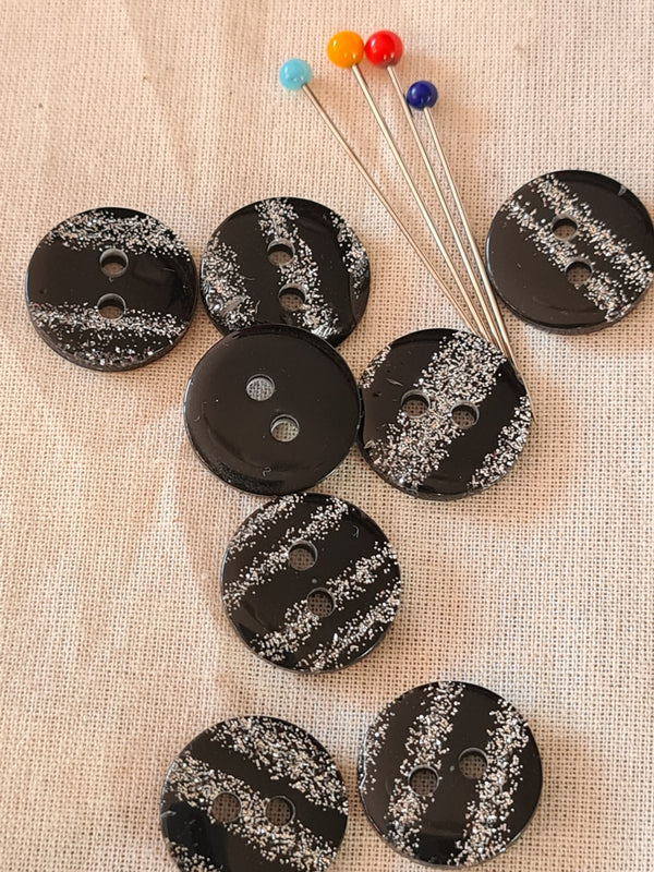 Boutons plats noirs rayés de paillettes argent 11mm (prix à la pièce)