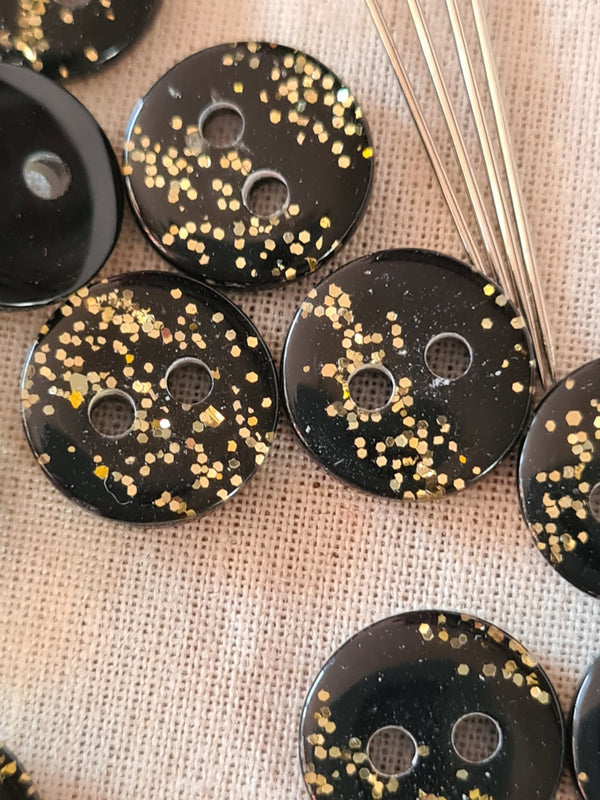 Boutons plats noirs pailletés d'or 11mm (prix à la pièce)